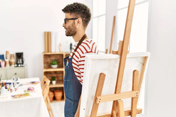 Hombre Joven Árabe Estudio Arte Mirando Costado Pose Perfil Relajado — Foto de Stock