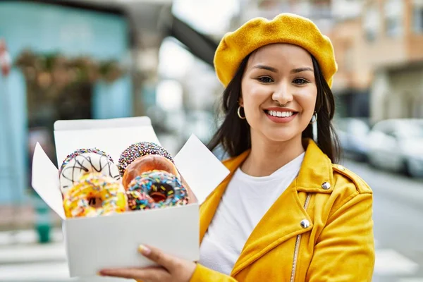 Junges Lateinisches Mädchen Lächelt Glücklich Und Hält Eine Schachtel Mit — Stockfoto