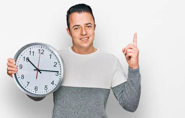 Beau Jeune Homme Tenant Une Grosse Horloge Surpris Par Une — Photo