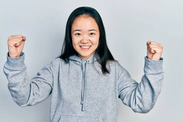 Fiatal Kínai Lány Alkalmi Ruhát Visel Sikoltozó Büszke Ünneplő Győzelem — Stock Fotó