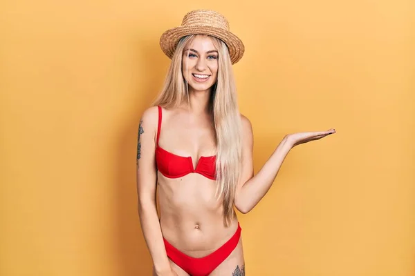 Junge Kaukasische Frau Mit Bikini Und Sommermütze Lächelt Fröhlich Und — Stockfoto