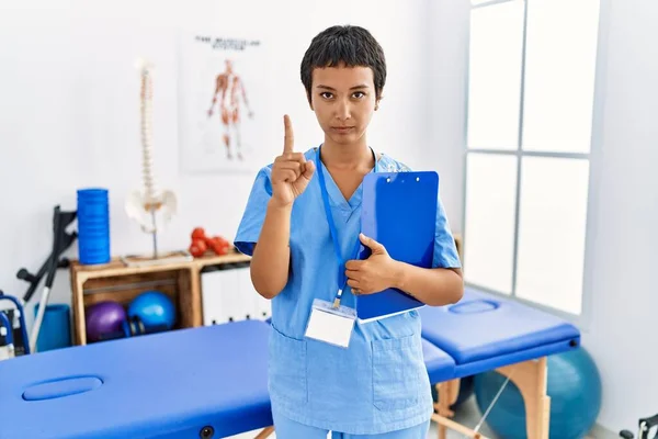 Ung Latinamerikansk Kvinna Med Kort Hår Arbetar Smärta Återhämtning Klinik — Stockfoto