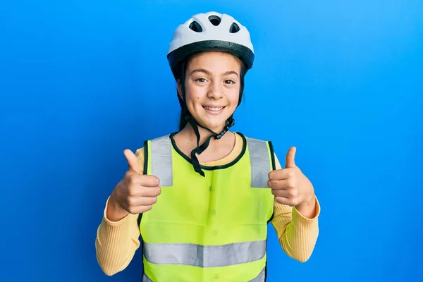 Schöne Brünette Kleine Mädchen Mit Fahrradhelm Und Reflektierende Weste Erfolgszeichen — Stockfoto