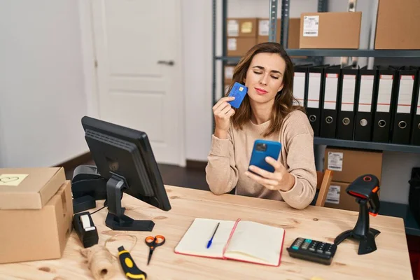 Mujer Joven Comercio Electrónico Trabajador Negocios Utilizando Teléfono Inteligente Tarjeta — Foto de Stock