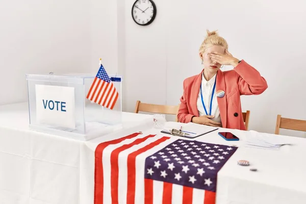 Vacker Kaukasiska Kvinna Som Arbetar Politisk Kampanj Täcker Ögon Med — Stockfoto