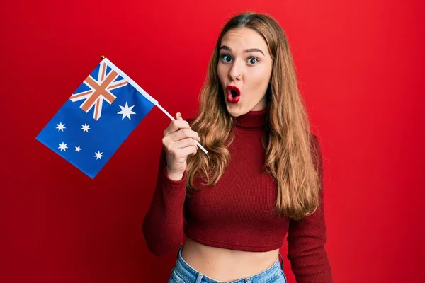 Joven Mujer Rubia Sosteniendo Bandera Australiana Asustada Sorprendida Con Boca —  Fotos de Stock