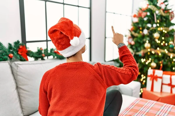 Mulher Hispânica Jovem Com Cabelo Curto Usando Chapéu Natal Sentado — Fotografia de Stock