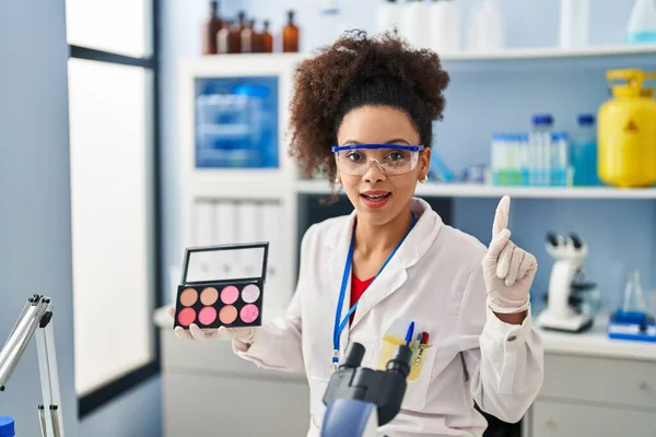 Mujer Afroamericana Joven Que Trabaja Laboratorio Científico Haciendo Maquillaje Sorprendido —  Fotos de Stock