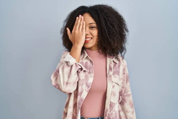 Ung Afrikansk Amerikansk Kvinna Står Över Blå Bakgrund Täcker Ett — Stockfoto