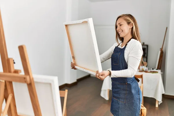 Young Caucasian Woman Smiling Confident Looking Canvas Draw Art Studio — Stock Photo, Image