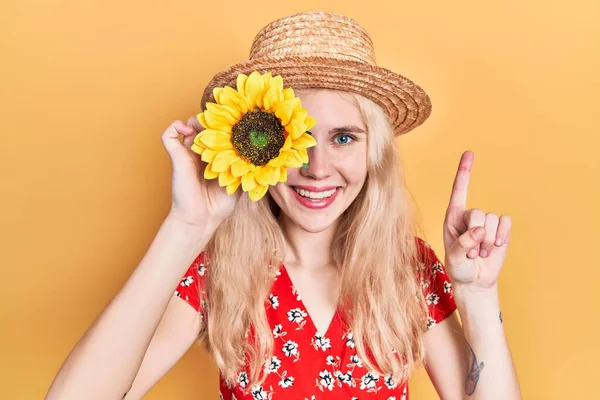 Schöne Kaukasische Frau Mit Blonden Haaren Die Gelbe Sonnenblumen Über — Stockfoto