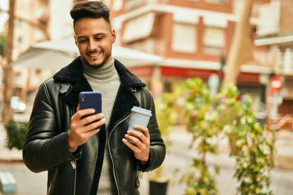 Νεαρός Άραβας Που Χρησιμοποιεί Smartphone Και Πίνει Καφέ Στην Πόλη — Φωτογραφία Αρχείου