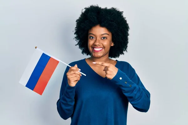 Jeune Femme Afro Américaine Tenant Drapeau Russe Souriant Heureux Pointant — Photo