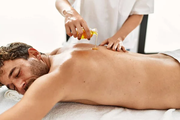 Ung Latinamerikansk Man Som Har Ryggmassage Skönhetscentret — Stockfoto