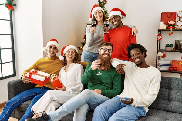 Gruppo Giovani Natale Seduti Sul Divano Casa — Foto Stock