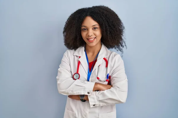 Junge Afrikanisch Amerikanische Frau Arztuniform Und Stethoskop Glücklich Lächelnd Mit — Stockfoto