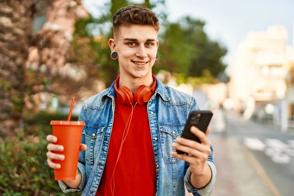 Genç Beyaz Adam Şehirde Akıllı Telefon Kullanarak Soda Içiyor — Stok fotoğraf
