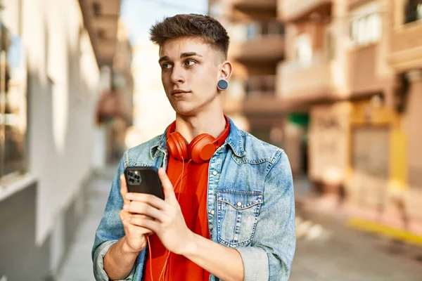 Joven Chico Caucásico Sonriendo Usando Smartphone Ciudad —  Fotos de Stock