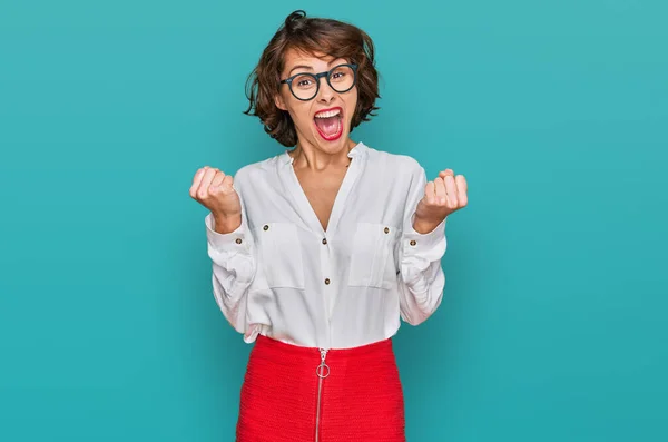 Mujer Hispana Joven Con Estilo Negocios Gafas Celebrando Sorprendida Sorprendida —  Fotos de Stock