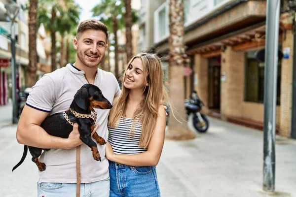 Junges Kaukasisches Paar Umarmt Und Lächelt Glücklich Mit Hund Der — Stockfoto