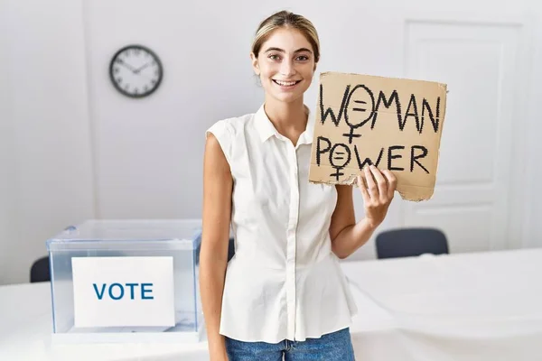 Jovem Mulher Loira Eleição Política Segurando Banner Poder Mulher Olhando — Fotografia de Stock