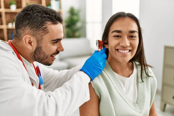 Doctor Die Het Oor Van Een Latijnse Vrouw Onderzoekt Met — Stockfoto