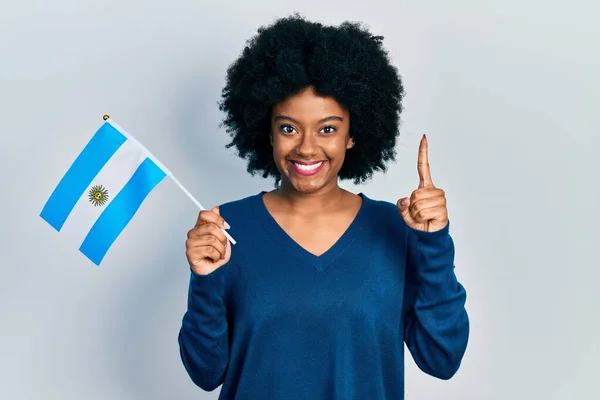 Jovem Afro Americana Segurando Bandeira Argentina Sorrindo Com Uma Ideia — Fotografia de Stock