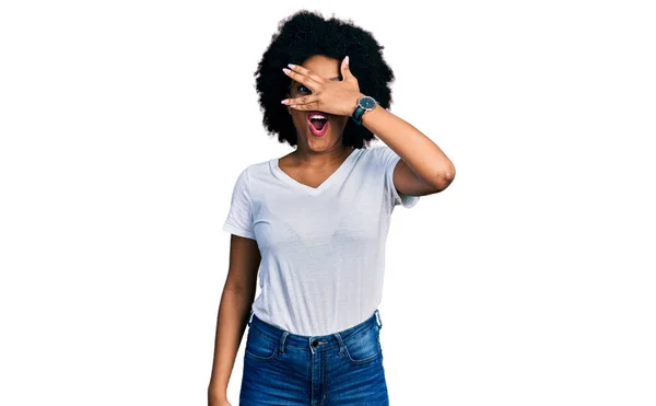 Ung Afrikansk Amerikansk Kvinna Bär Casual Vit Skjorta Kika Chock — Stockfoto