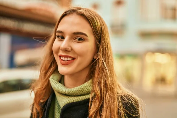 Joven Chica Rubia Sonriendo Feliz Pie Ciudad — Foto de Stock