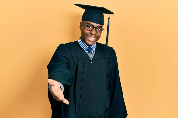 Młody Afrykanin Amerykański Mężczyzna Czapce Dyplomowej Sukni Ślubnej Uśmiecha Się — Zdjęcie stockowe