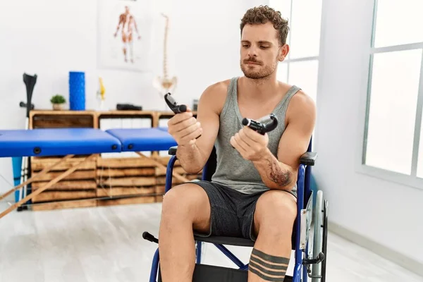 Junger Hispanischer Mann Bei Reha Mit Handgriff Rollstuhl Klinik — Stockfoto