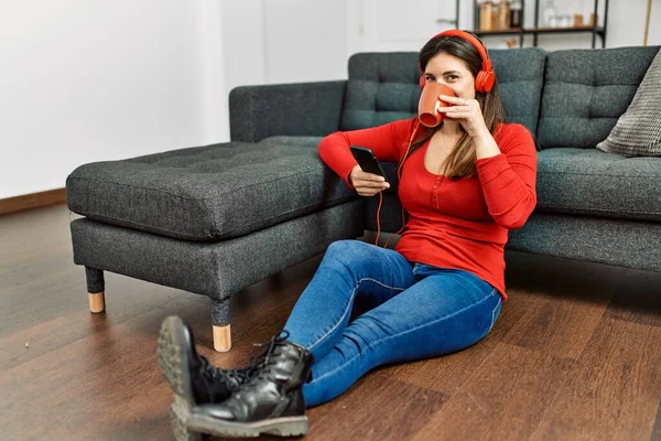 Junge Frau Nutzt Smartphone Und Trinkt Kaffee Hause — Stockfoto