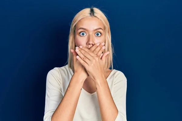 Bella Donna Bionda Che Indossa Maglione Casual Scioccato Copertura Bocca — Foto Stock