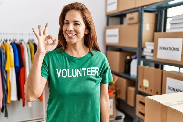 Orta Yaşlı Spanyol Kadın Bağışlarda Gönüllü Tişört Giyiyor Tamam Işareti — Stok fotoğraf