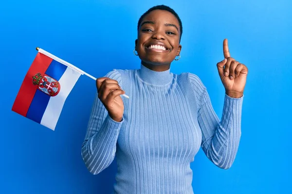 Jonge Afro Amerikaanse Vrouw Met Servische Vlag Glimlachend Met Een — Stockfoto
