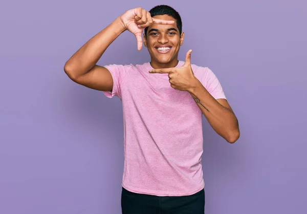 Junger Gut Aussehender Hispanischer Mann Lässigem Rosafarbenem Shirt Der Lächelnd — Stockfoto