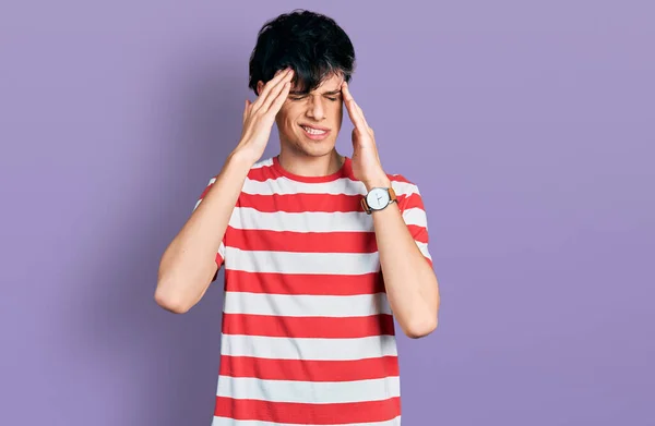 Hombre Joven Hipster Guapo Que Usa Una Camiseta Rayas Casuales — Foto de Stock