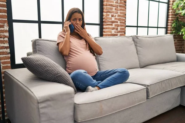 Jonge Zwangere Vrouw Met Een Gesprek Spreken Smartphone Mond Met — Stockfoto