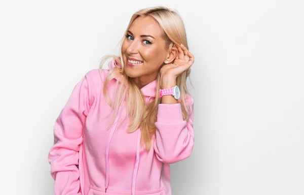 Ung Blond Kvinna Klädd Avslappnad Tröja Ler Med Handen Över — Stockfoto