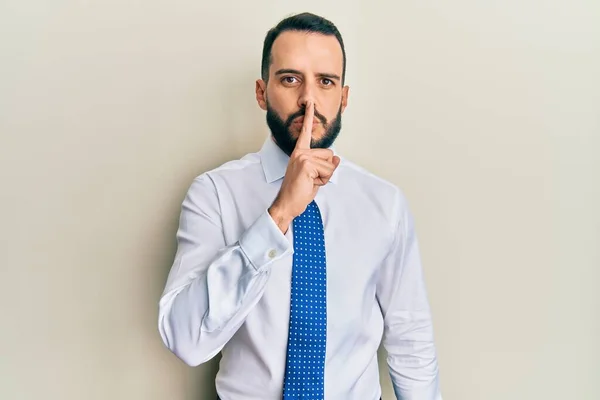 Jovem Com Barba Usando Gravata Negócios Pedindo Para Ficar Quieto — Fotografia de Stock