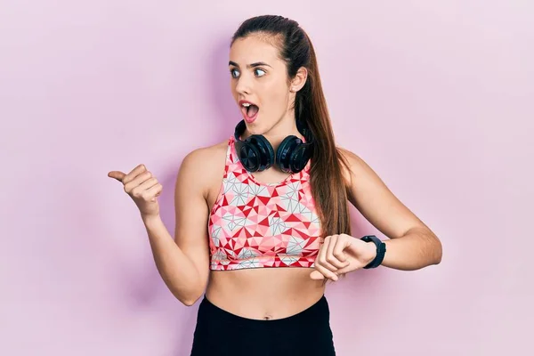 Joven Adolescente Morena Usando Ropa Gimnasio Usando Auriculares Reloj Inteligente —  Fotos de Stock