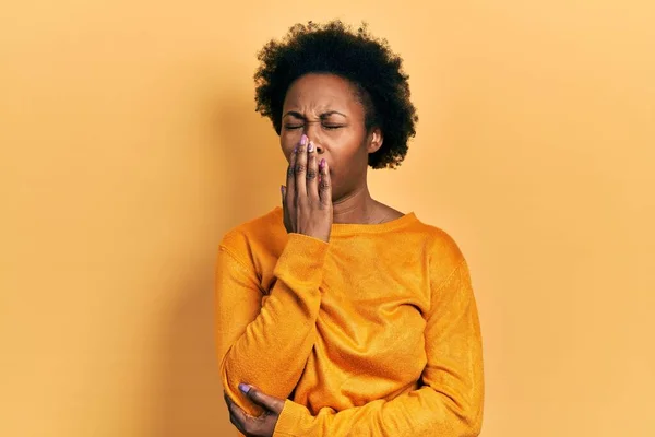 Junge Afrikanisch Amerikanische Frau Lässiger Kleidung Gelangweilt Gähnend Müde Mund — Stockfoto