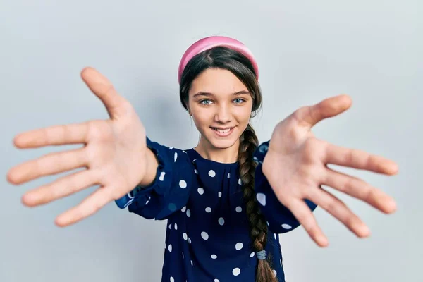 Zarif Giyinmiş Genç Esmer Kız Kameraya Bakıp Sarılmak Için Kollarını — Stok fotoğraf