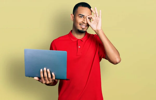 Genç Afro Amerikan Adam Bilgisayarla Çalışıyor Gülümsüyor Gülümsüyor Tamam — Stok fotoğraf