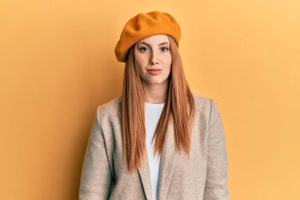 Mujer Joven Irlandesa Con Mirada Francesa Con Boina Con Expresión — Foto de Stock