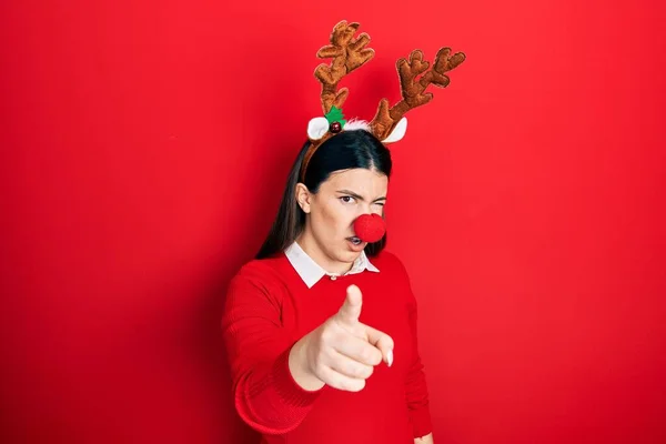 Jeune Femme Hispanique Portant Chapeau Noël Cerf Nez Rouge Pointant — Photo