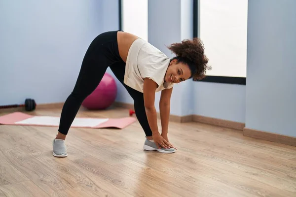 Giovane Donna Afroamericana Sorridente Fiducioso Stretching Centro Sportivo — Foto Stock