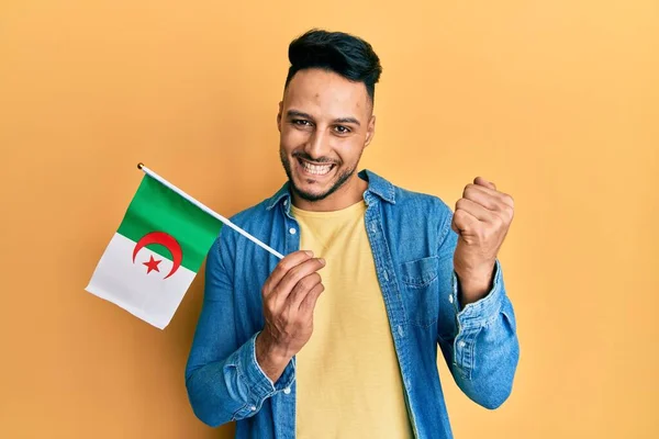 Jeune Homme Arabe Tenant Drapeau Algérie Criant Fier Célébrant Victoire — Photo