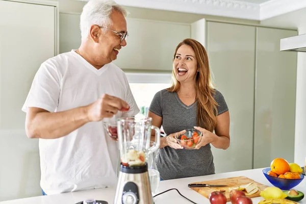 Pareja Hispana Mediana Edad Sonriendo Feliz Batido Cocina Cocina —  Fotos de Stock