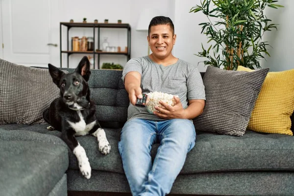 Jovem Hispânico Assistindo Filme Sentado Sofá Com Cão Casa — Fotografia de Stock